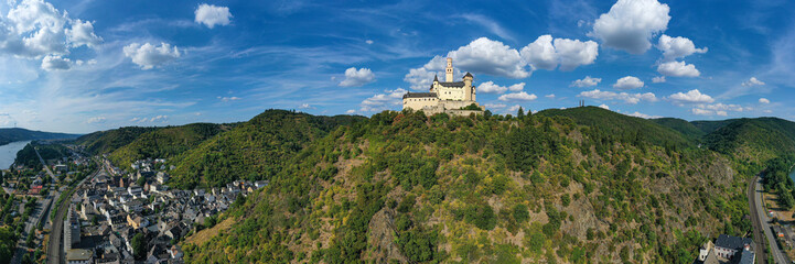Naklejka premium Panoramaaufnahme des Rheinischen Schiefergebirges mit der Marksburg bei Braubach/Deutschland