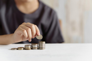 コツコツお金を積み立てていく小学生の男の子