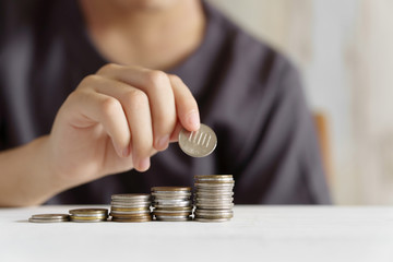 コツコツお金を積み立てていく小学生の男の子