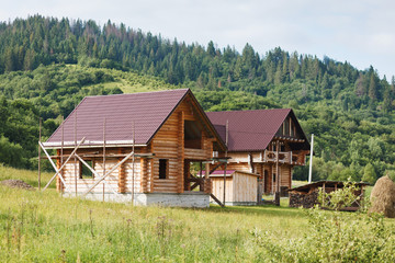 Obraz premium Construction of a wooden house in the mountains.