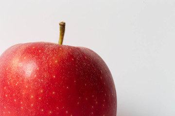 roter Apfel auf weißem Hintergrund