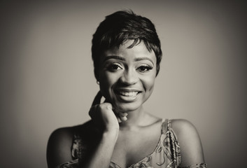 Obraz premium Portret pięknej młodej kobiety Afryki na żółtym tle. Zdjęcie studyjne