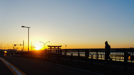 羽田空港近くの海老取川に架かる弁天橋の日の出