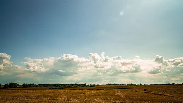 Zeitraffer Stoppelfeld, Wolken, blauer Himmel
