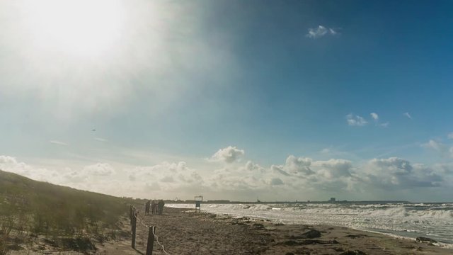 Sturmwolken am Strand mit Spazierg&auml;ngern