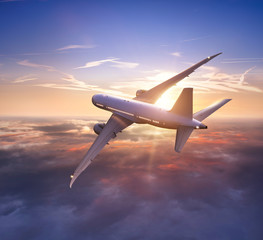 Avion commercial de passagers volant au-dessus des nuages