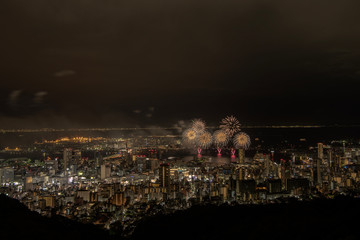 市章山から望むみなと神戸海上花火大会
