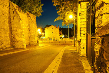 rue éclairée d'un village de nuit