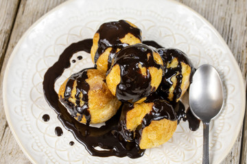 profiteroles au chocolat