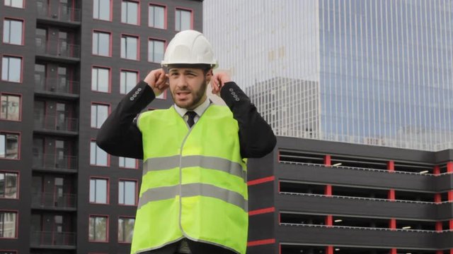 builder disagree does not want to listen ears  protection