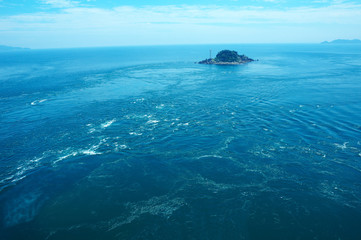 Fototapeta na wymiar 鳴門大橋から見た飛島
