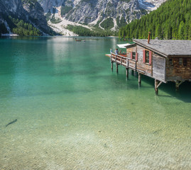 Der Pragser Wildsee mit glasklarem Wasser