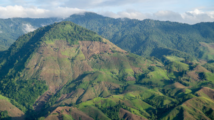 Obraz premium The view of the mountains with warm light in the morning.