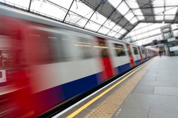 Treno in partenza dalla stazione