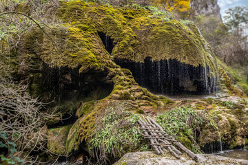 Wodospady parasolki w kanionie Hunot