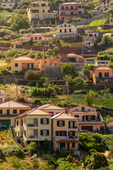 Fototapeta na wymiar construções de casas uma em cima da outra em um morro portugues 