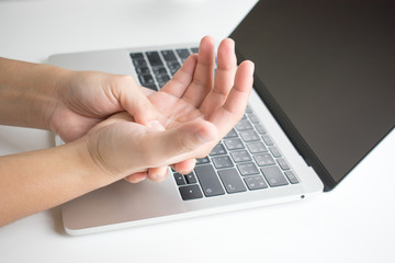 Hand pain of women with office syndrome from using keyboard and mouse for a long time Side view