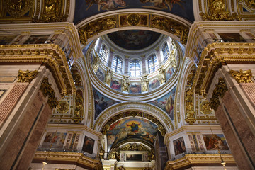 Fototapeta na wymiar Coupole de l'église Saint-Isaac à Saint-Pétersbourg, Russie