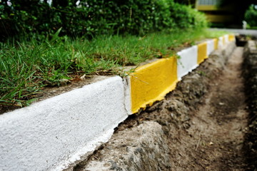 Footpaths painted white-yellow Temporarily allow the car to park Places in Thailand