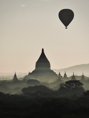 Fototapeta na wymiar Heißluftballons über Bagan, Myanmar