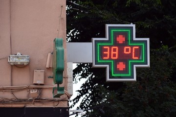 termómetro callejero de una farmacia a 38 grados celsius
