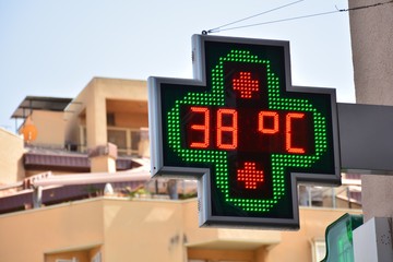 termómetro callejero de una farmacia a 38 grados celsius