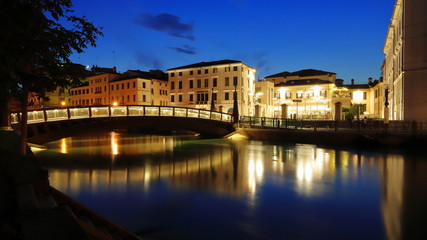 Obraz premium historical buildings and bridge on the river in treviso city in italy