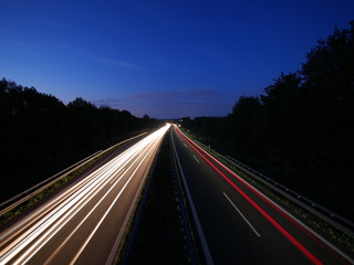 Verkehr auf der B30 von der Autobahnbrücke in Achstetten