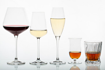 Different glasses of drinks: red wine, white wine, champagne, digestif, whiskey.