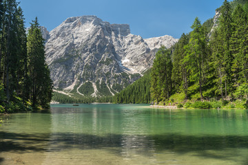 Der Pragser Wildsee mit glasklarem Wasser