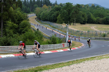 Radrennfahrer beim Radsport-Festival auf dem legendären Nürburgring im Streckenabschnitt...