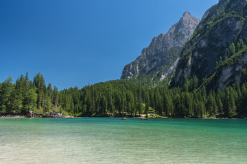 Der Pragser Wildsee mit glasklarem Wasser