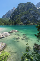 Der Pragser Wildsee mit glasklarem Wasser
