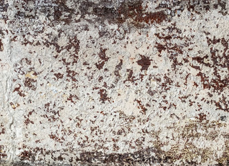 traces de peinture marron qui s'écaille sur un mur blanc