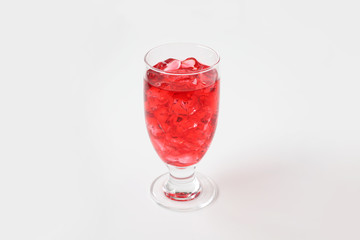 氷を入れた アイスティー 紅茶 赤い飲み物 グラス 白背景