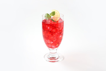 氷を入れた アイスティー 紅茶 赤い飲み物 グラス 白背景