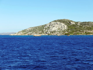 evocativa immagine del bel mare blu dell'isola de La Maddalena in Sardegna