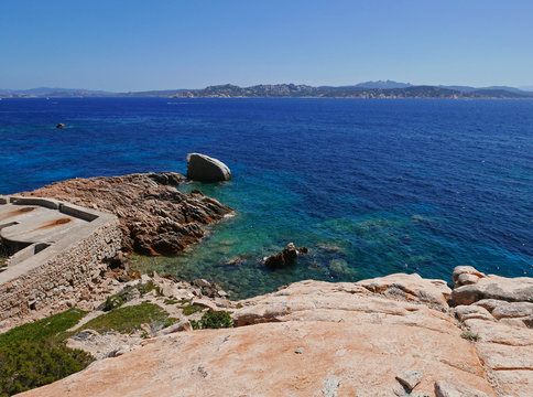 evocativa immagine del bel mare blu dell'isola de La Maddalena in Sardegna