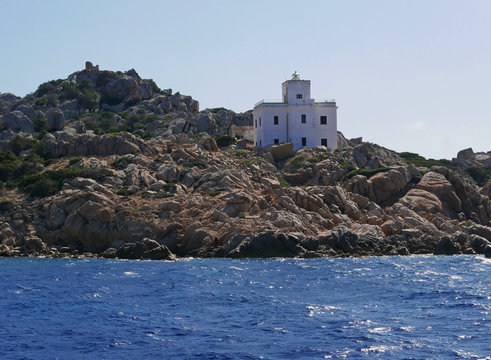 evocativa immagine del bel mare blu dell'isola de La Maddalena in Sardegna