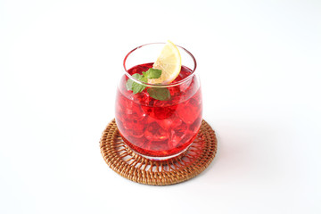 氷を入れた アイスティー 紅茶 赤い飲み物 グラス 白背景