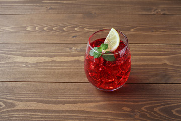 氷を入れた アイスティー 紅茶 赤い飲み物 グラス 白背景 Poster Arancio