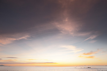 Obraz na płótnie Canvas sun coming up over the sea