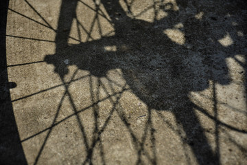 Cień koła roweru w słoneczny dzień