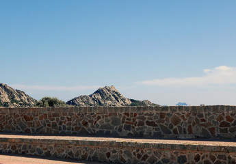 bei panorami aridi e pietrosi in estate all'isola de La Maddalena in Italia