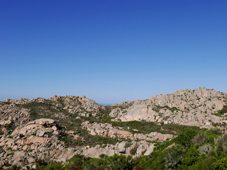 Fototapeta na wymiar bei panorami aridi e pietrosi in estate all'isola de La Maddalena in Italia