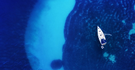 Yacht auf der Wasseroberfläche von oben. Türkisfarbener Wasserhintergrund von oben. Sommermeerblick aus der Luft. Kroatien. Reisen - Bild
