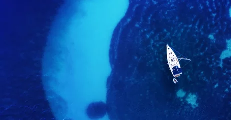Fototapete Dunkelblau Yacht auf der Wasseroberfläche von oben. Türkisfarbener Wasserhintergrund von oben. Sommermeerblick aus der Luft. Kroatien. Reisen - Bild