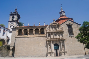 Fototapeta na wymiar Vista Frontal da Igreja de São Pedro em Amarante
