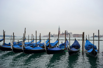 Fototapeta premium Gondolas en muelle de Venecia paisaje dia exterior nublado