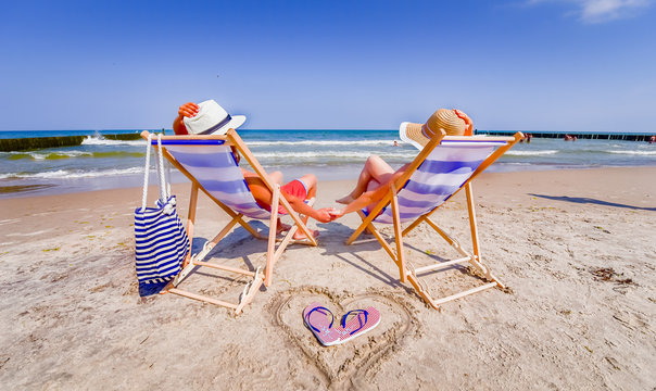 Para młodych ludzi odpoczywa nad morzem 